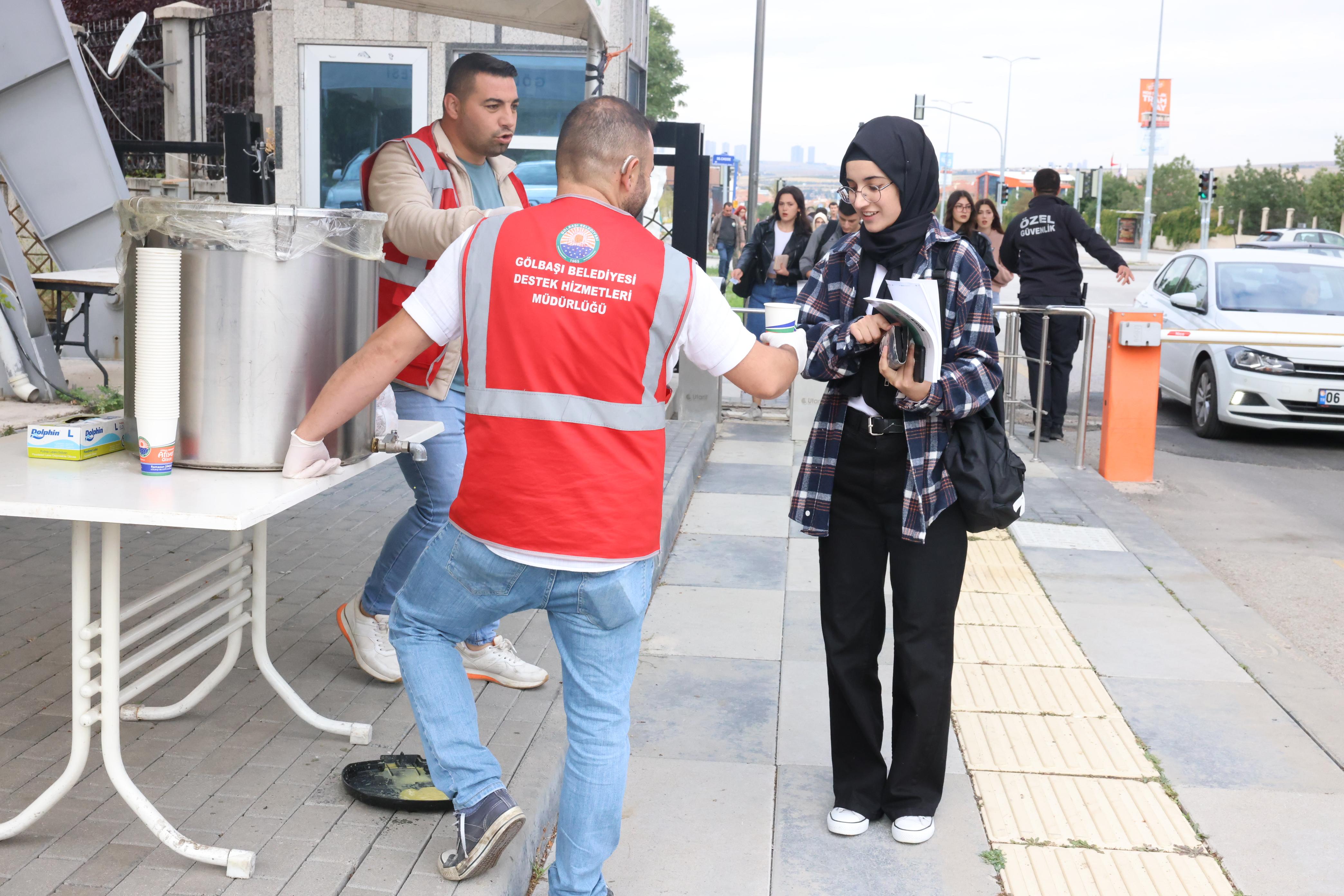 GÖLBAŞI BELEDİYESİ’NDEN ÖĞRENCİLERE SICAK ÇORBA İKRAMI