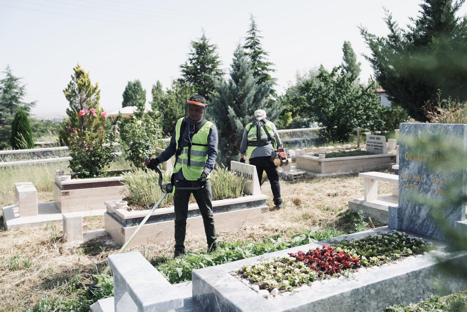 GÖLBAŞI BELEDİYESİ, BAYRAM ÖNCESİ MEZARLIK VE CAMİLERİ TEMİZLEDİ