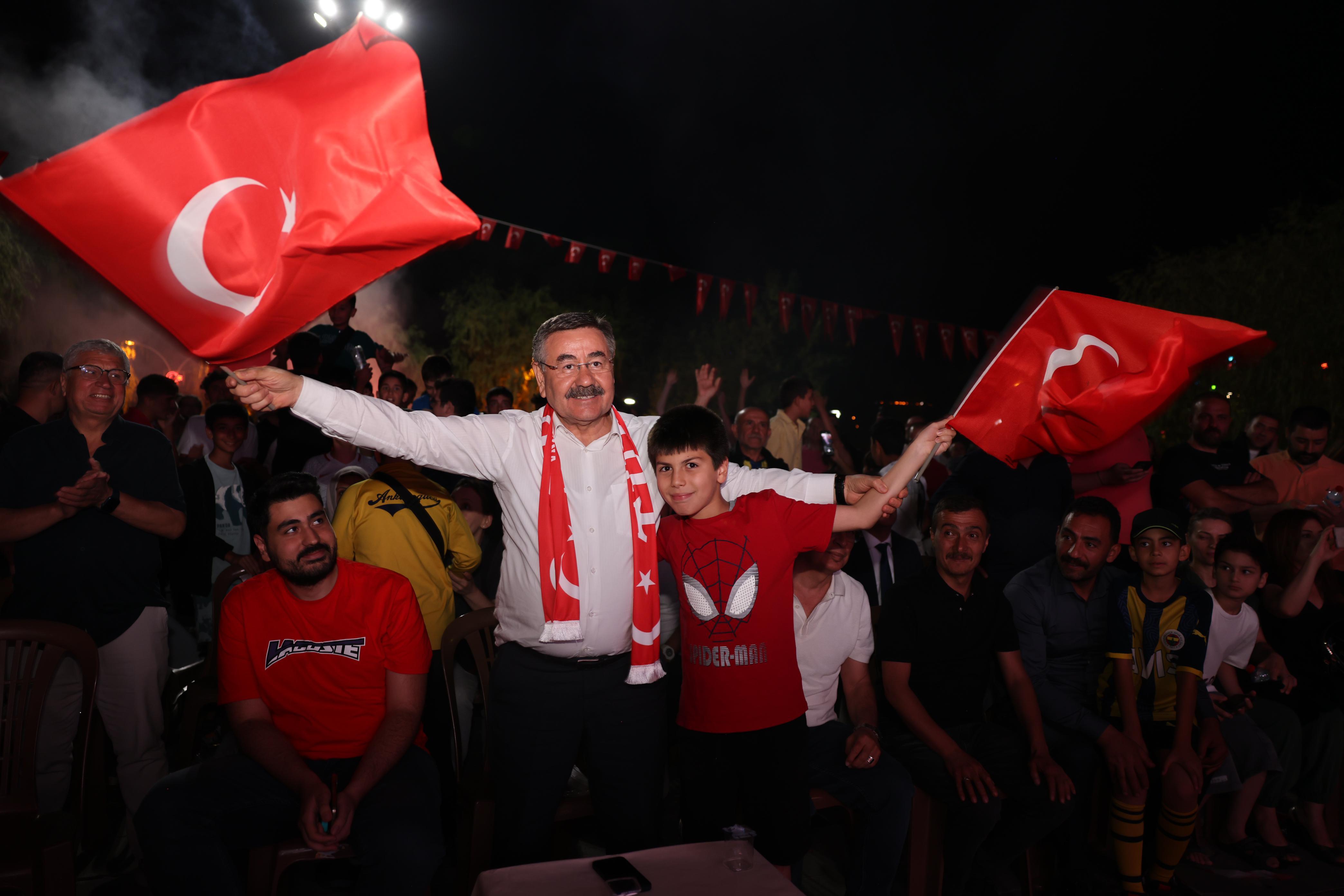 ATATÜRK SAHİL PARKI’NDA MİLLİ MAÇ HEYECANI