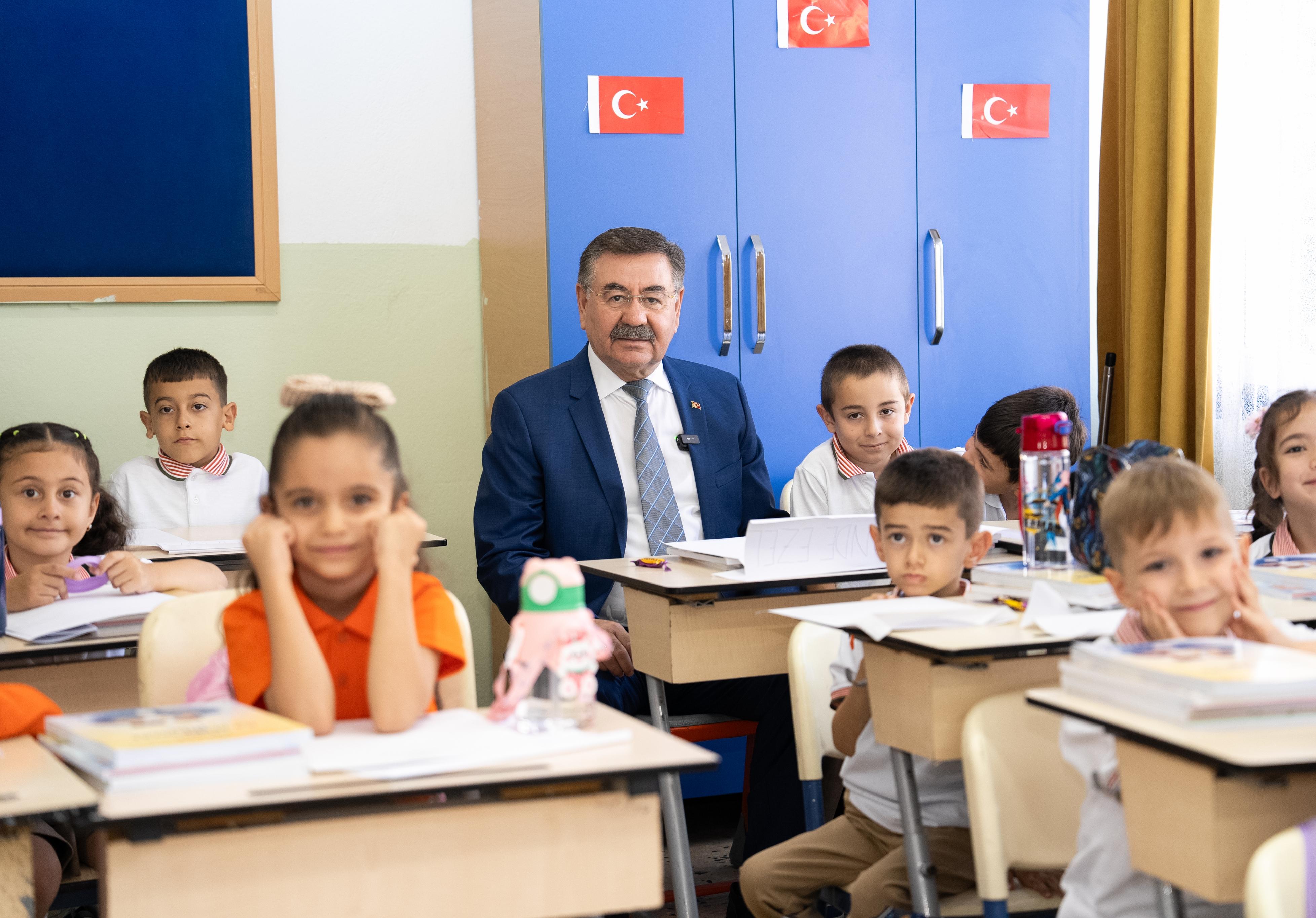 BAŞKAN YAKUP ODABAŞI, OKULUN İLK GÜNÜNDE ÖĞRENCİLERLE BULUŞTU